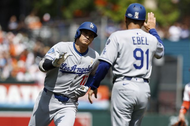 다저스 오타니(왼쪽)는 8일(한국시간) 볼티모어전에서 1번 지명타자로 선발출전했다. NPB 드래프트 동기였던 스가노에게 멀티포를 터트리며 5연패 탈출에 힘을 보탰다. 볼티모어(미 메릴랜드주)｜AP뉴시스