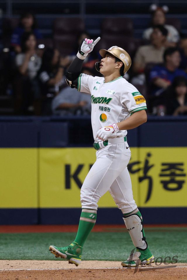 키움&nbsp;송성문이 KBO리그 8월 월간 MVP로 선정됐다. 26경기에 출전해 안타, 득점, 장타율 월간 1위, 타율 2위, 출루율 3위를 마크했다. 송성문의 월간 MVP 선정은 데뷔 후 처음이다. 사진제공｜키움 히어로즈