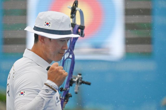 최용희는 8일 광주국제양궁장에서 열린 2025세계양궁선수권대회 나흘째 컴파운드 남자 개인전 동메달결정전에서 커티스 브로드낙스(미국)를 146-145로 꺾고 동메달을 목에 걸었다. 이번 대회 대표팀이 거둔 첫 메달이다. 광주｜뉴시스