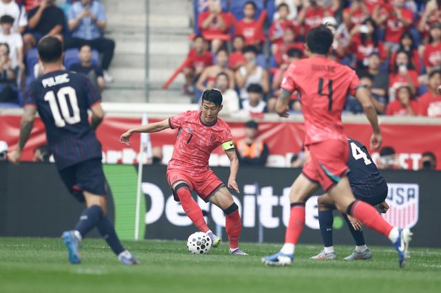 축구대표팀 주장 손흥민(가운데)이 7일(한국시간) 뉴저지주 스포츠일러스트레이티드 스타디움에서 열린 미국과 평가전에서 공을 몰고 돌파하고 있다. 사진출처｜대한축구협회