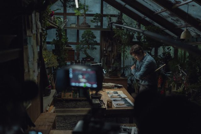 박찬욱 감독의 신작 ‘어쩔수가없다’가 공간, 음악, 분장의 세밀한 디테일을 통해 독창적인 영화 세계를 구축하며 전세계 영화 팬들의 기대감을 끌어올리고 있다.&nbsp;사진제공 | CJ ENM