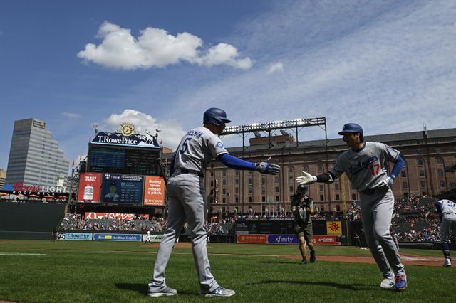 다저스 오타니(오른쪽)는 8일(한국시간) 볼티모어전에서 1번 지명타자로 선발출전했다. NPB 드래프트 동기였던 스가노에게 멀티포를 터트리며 5연패 탈출에 힘을 보탰다. 볼티모어(미 메릴랜드주)｜AP뉴시스
