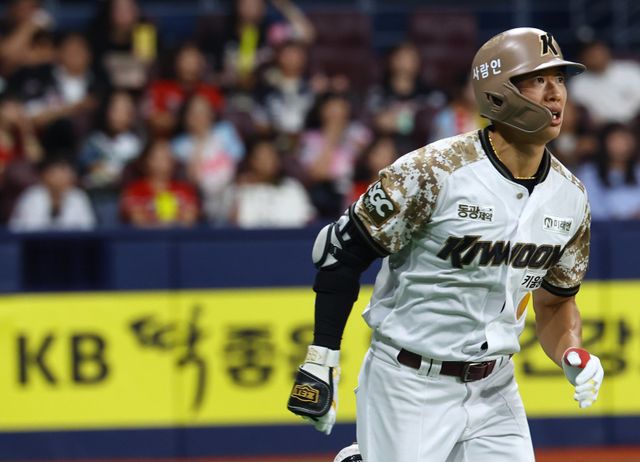 키움 송성문이 KBO리그 8월 월간 MVP로 선정됐다. 26경기에 출전해 안타, 득점, 장타율 월간 1위, 타율 2위, 출루율 3위를 마크했다. 송성문의 월간 MVP 선정은 데뷔 후 처음이다. 뉴시스