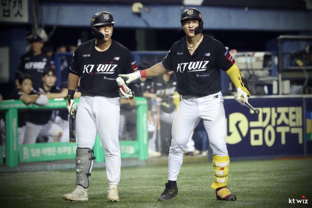 KT 간판타자 강백호(왼쪽)와 안현민이 시너지 효과를 내고 있다. 이들 2명은 타격 노하우를 공유하며 한층 견고한 타자로 성장하고 있다. 사진제공｜KT 위즈