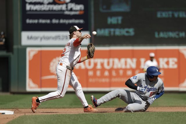 다저스 오타니(오른쪽)는 8일(한국시간) 볼티모어전에서 1번 지명타자로 선발출전했다. NPB 드래프트 동기였던 스가노에게 멀티포를 터트리며 5연패 탈출에 힘을 보탰다. 볼티모어(미 메릴랜드주)｜AP뉴시스