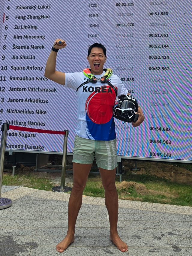 ‘2025 제 12회 청두 월드게임 모토서프 대회’ 예선 1위 후 세레모니 중인 김다운.