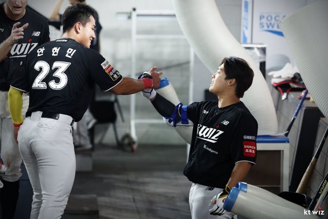 KT 간판타자 강백호(오른쪽)와 안현민이 덕아웃에서 손뼉을 마주치고 있다. 사진제공｜KT 위즈