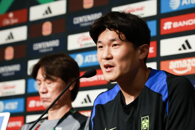 축구국가대표팀 베테랑 센터백 김민재(오른쪽)가 멕시코전을 앞두고 내슈빌의 지오디스파크에서 진행된 사전 기자회견에서 각오를 전하고 있다. 대표팀은 이번 멕시코전에서도 스리백을 다시 가동할 수도 있다. 사진제공｜대한축구협회