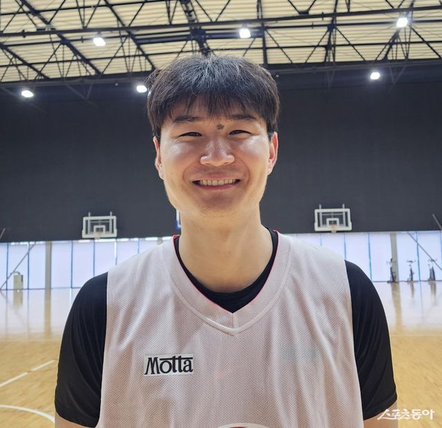 현대모비스 이대균은 2025~2026시즌 3번 포지션으로 출전할 전망이다. 포지션 전환으로 어려 어려움이 있지만, 구성원들의 도움을 받으며 성장하고 있다. 스포츠동아DB