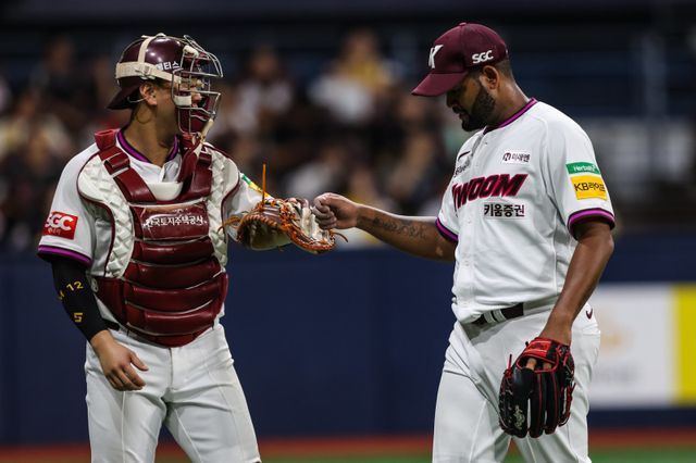 키움 라울 알칸타라(오른쪽)는 9일 고척 LG전에서 선발등판해 6이닝 2실점을 기록했다. LG전에서 모두 QS를 기록하며 킬러로서 면모를 과시했다. 사진제공｜키움 히어로즈