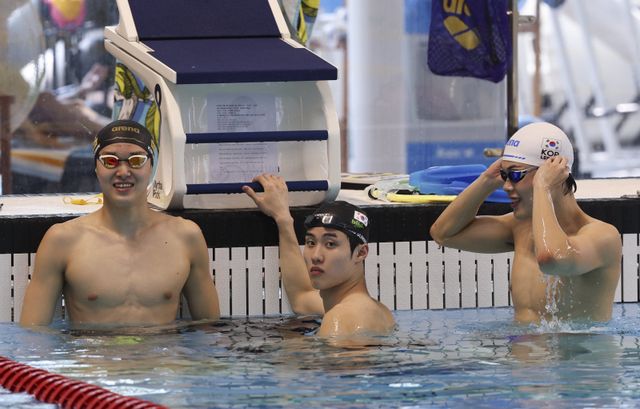한국수영은 2020년대부터 김우민, 황선우, 이호준 등의 등장으로 황금기를 열어젖혔다(왼쪽부터). 대한수영연맹 차원에서 2022년부터 특별전략 육성 선수단을 꾸려 매년 호주 전훈에 나섰고, 2020년부터 한국기록 포상 제도를 부활시킨 덕분이다. 뉴시스
