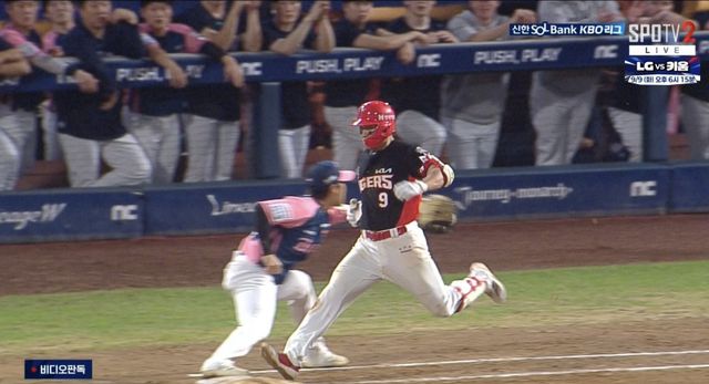 KIA 윤도현(오른쪽)이 7일 창원 NC전 9회초 1루로 질주하고 있다. 투구가 백스톱으로 빠졌지만, 심판의 콜이 나오지 않아 논란이 커졌다. 1루에서도 판독 끝에 아웃 판정이 나왔다. 사진｜Tving 중계화면 캡처