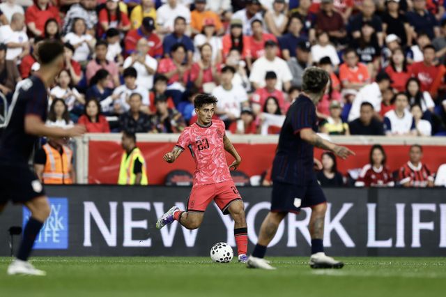 축구대표팀의 독일계 혼혈선수 옌스 카스트로프(가운데)가 7일(한국시간) 뉴저지주 해리슨의 스포츠일러스트레이티드 스타디움에서 열린 미국과 평가전에서 패스를 하고 있다. 멕시코전에서도 활약이 기대된다. 사진제공｜대한축구협회