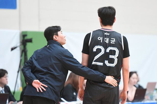 현대모비스 이대균(오른쪽)은 2025~2026시즌 3번 포지션으로 출전할 전망이다. 포지션 전환으로 어려 어려움이 있지만, 구성원들의 도움을 받으며 성장하고 있다. 사진제공｜KBL