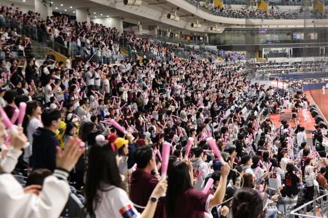 키움은 9일 LG와 홈경기에서 올 시즌 누적 관중 81만 9103명을 기록했다. 구단 한 시즌 누적 최다 관중 신기록이다. 사진제공｜키움 히어로즈