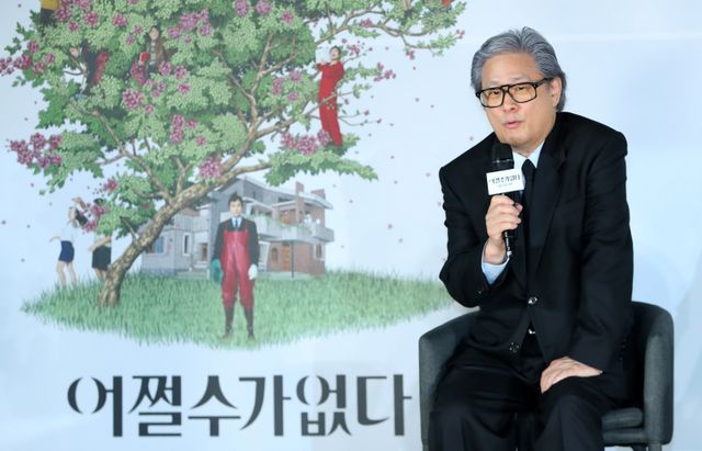 [서울=뉴시스] 김혜진 기자 = 박찬욱 감독이 19일 오전 서울 용산구 CGV아이파크몰점에서 열린 영화 ‘어쩔수가없다‘ 제작보고회에서 인사말을 하고 있다. ‘어쩔수가없다’는 모든 것이 만족스러웠던 회사원 만수가 갑작스러운 해고 이후 가족과 집을 지키기 위해 재취업 전쟁에 뛰어드는 이야기를 그린다. 9월 개봉 예정. 2025.08.19. jini@newsis.com