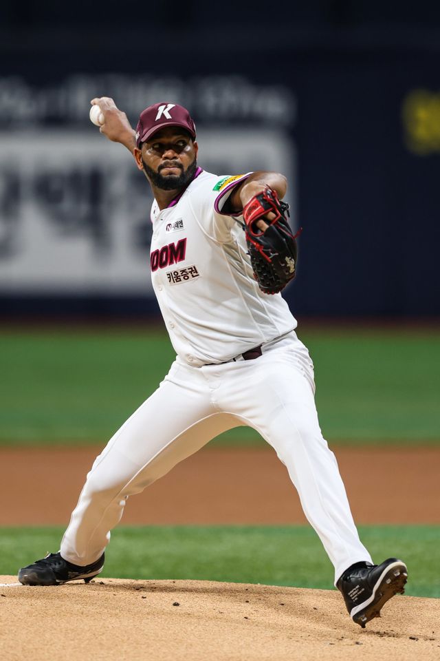 키움 라울 알칸타라는 9일 고척 LG전에서 선발등판해 6이닝 2실점을 기록했다. LG전에서 모두 QS를 기록하며 킬러로서 면모를 과시했다. 사진제공｜키움 히어로즈