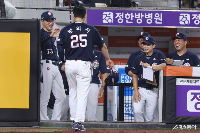 조성환 두산 감독대행은 선수들이 선발 라인업에 들기 위해 절실해하길 바라는 한편, 이를 당연하게 여겨선 안 된다고 강조한다. 사진제공｜두산 베어스