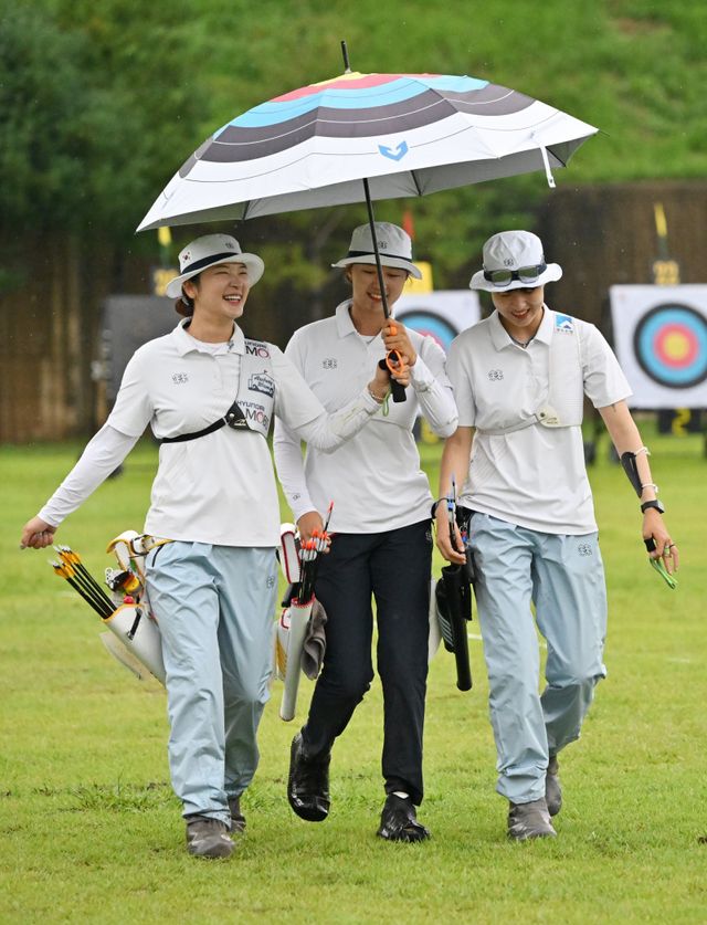 양궁 리커브 여자대표팀 강채영, 임시현, 안산(왼쪽부터)이 9일 광주국제양궁장에서 열린 세계양궁선수권대회 단체전 4강행을 확정한 뒤 환하게 미소짓고 있다. 그러나 한국은 대만에 패해 동메달결정전으로 밀렸다. 광주｜뉴시스
