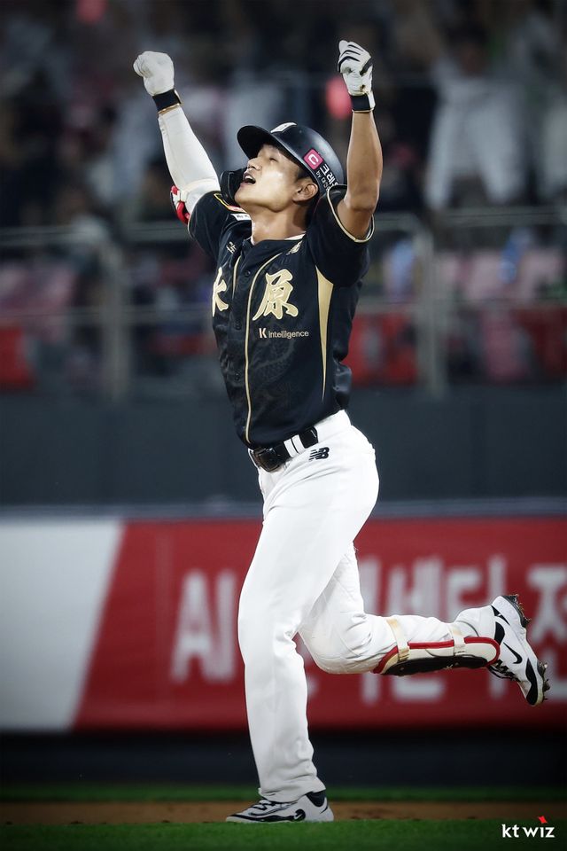 KT 안치영이 9일 수원KT위즈파크에서 열린 두산전 3회말 역전 결승 2점홈런으로 데뷔 첫 홈런을 장식한 뒤 두 팔을 번쩍 들며 기뻐하고 있다. 사진제공｜KT 위즈
