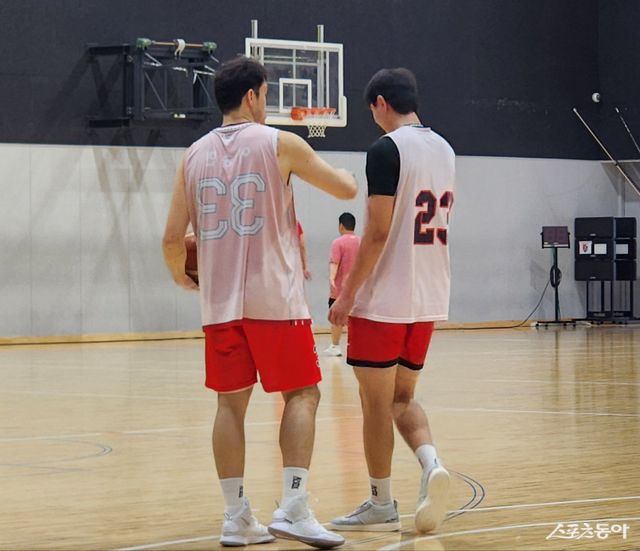 현대모비스 이대균(오른쪽)이 팀 동료 이승현과 함께 훈련하고 있다. 스포츠동아DB
