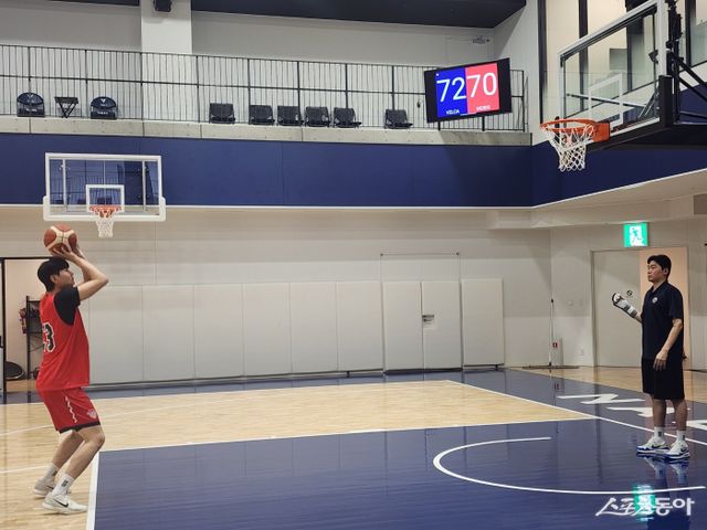 현대모비스 이대균(왼쪽)은 2025~2026시즌 3번 포지션으로 출전할 전망이다. 포지션 전환으로 어려 어려움이 있지만, 구성원들의 도움을 받으며 성장하고 있다. 스포츠동아DB