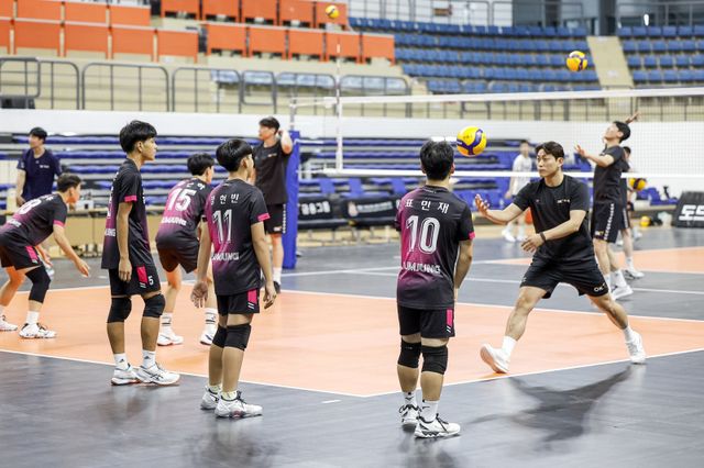V리그 남자부 OK저축은행이 7일 부산 강서실내체육관에서 연고지의 성지고, 동성고, 금정중, 대연중 선수 44명을 대상으로 배구교실을 열었다. 이날 배구교실은 OK저축은행이 연고 이전 후 처음으로 부산 지역 배구 유망주들과 만난 행사라 의미를 더했다. 사진은 공 훈련 도중 선수들과 직접 소통하고 기본기를 전수하고 있는 리베로 정성현(앞 오른쪽 끝)의 모습. 사진제공│OK저축은행 배구단