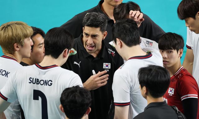 이사나예 라미레스 남자배구대표팀 감독(가운데)이 6월 충남 천안 유관순체육관에서 열린 네덜란드와 평가전에서 선수들에게 작전지시를 하고 있다. 천안｜뉴시스