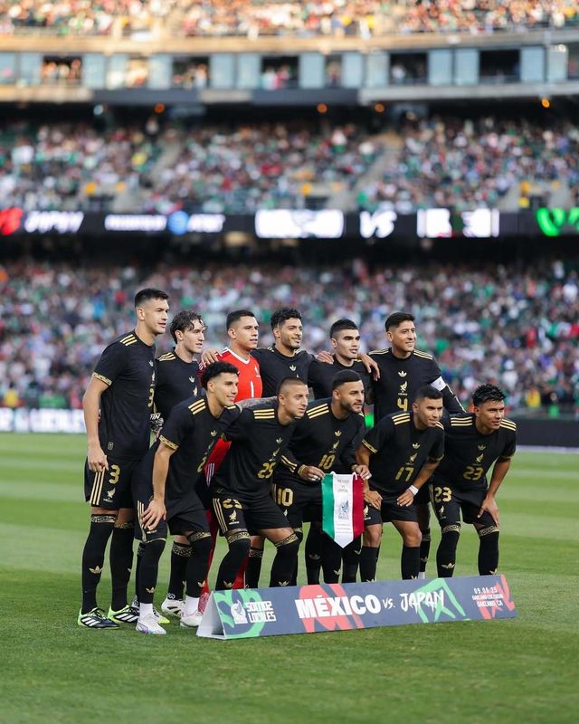 멕시코 대표팀 선수들이 7일(한국시간) 미국 캘리포니아주 오클랜드에 위치한 오클랜드 콜리세움에서 열린 일본과 친선전 직전 기념촬영을 하고 있다. 사진출처｜멕시코축구협회 인스타그램