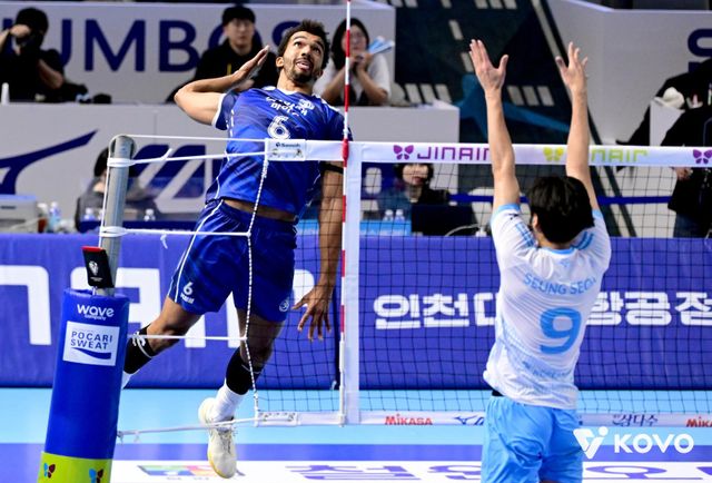 삼성화재 미힐 아히(왼쪽)가 1일 인천 계양체육관서 열린 대한항공과 원정경기 도중 곽승석의 블로킹을 피해 스파이크를 하고 있다. 사진제공｜KOVO