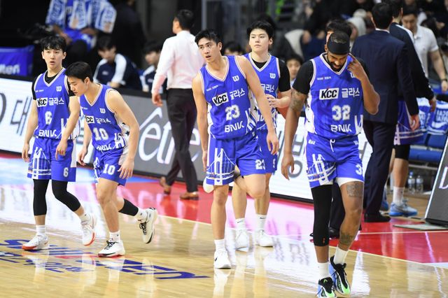 KCC는 이번 시즌 선수단의 잦은 부상으로 나아가지 못하고 있다. 시즌이 반환점을 돈 만큼 주축 선수들의 빠른 회복이 중요하다. 사진제공｜KBL