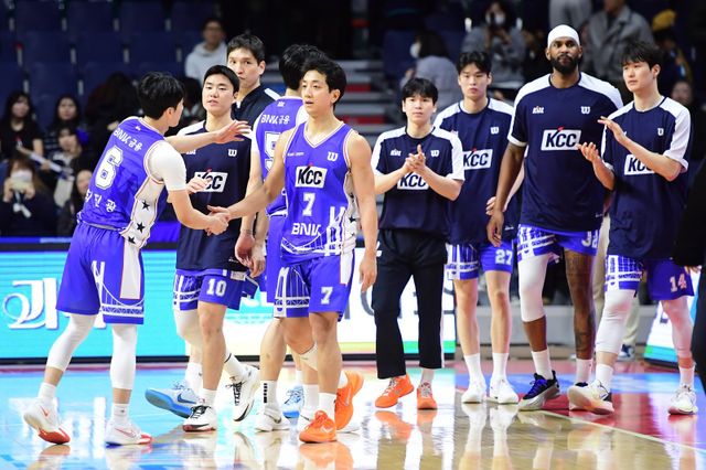 KCC는 이번 시즌 선수단의 잦은 부상으로 나아가지 못하고 있다. 시즌이 반환점을 돈 만큼 주축 선수들의 빠른 회복이 중요하다. 사진제공｜KBL