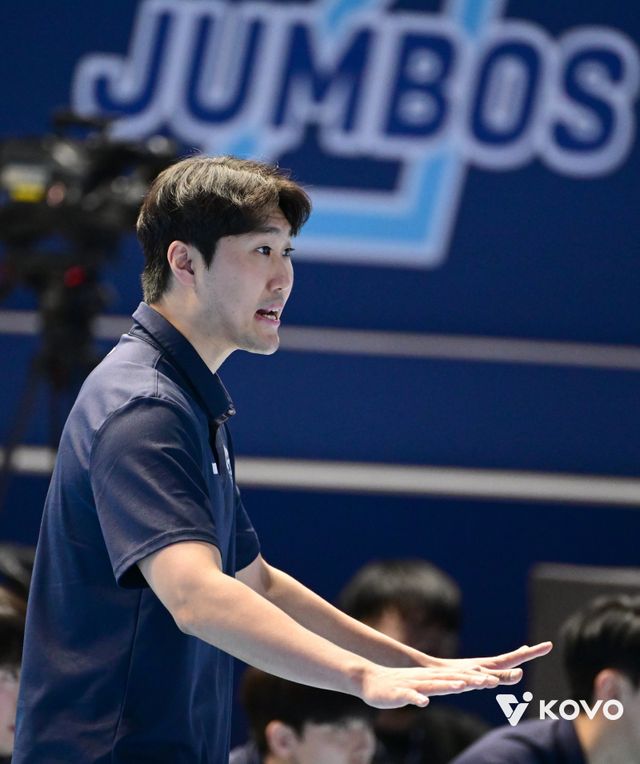 삼성화재 고준용 감독대행이 1일 인천 계양체육관서 열린 대한항공과 원정경기 도중 선수들에게 지시하고 있다. 사진제공｜KOVO