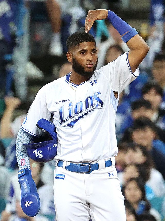 지난해 50홈런을 쳐내며 이 부문 1위에 오른 디아즈는 올해도 유력한 홈런왕 후보로 손꼽힌다. 그가 외국인선수 최초이자 최정 이후 9년만의 연속시즌 홈런왕에 오를지에도 관심이 쏠린다. 뉴시스