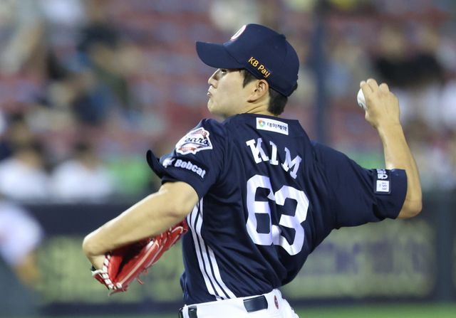 두산 김택연은 지난 시즌 9개의 블론세이브를 기록하는 아픔을 겪었지만, 흔들리지 않고 마무리투수로 시즌을 완주했다. 2026년은 자신의 커리어와 두산의 반등까지 짊어졌기에 더욱 어깨가 무겁다. 뉴시스