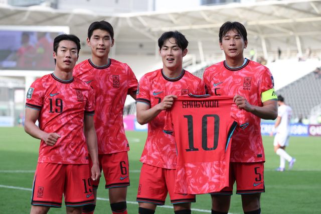 U-23 대표팀 이건희, 이찬욱, 강성진, 이현용(왼쪽부터)이 10일(한국시간) 사우디아라비아 리야드의 알샤밥 스타디움에서 벌어진 레바논전서 후반 26분 3-2로 앞서나가는 골을 터트린 뒤 7일 이란전서 왼쪽 무릎 인대를 다쳐 대표팀서 하차한 강상윤을 위로하는 세리머니를 하고 있다. 사진제공│대한축구협회