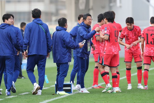 이민성 U-23 대표팀 감독(가운데)이 10일(한국시간) 사우디아라비아 리야드의 알샤밥 스타디움에서 벌어진 레바논전서 4-2 역전승을 거둔 뒤 선수들을 칭찬하고 있다. 사진제공│대한축구협회