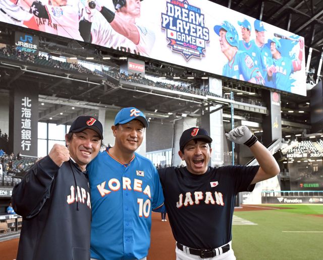 이대호(가운데)가 지난해 11월 30일 에스콘필드 홋카이도에서 열린 &nbsp;‘한일 드림 플레이어즈 게임’에서 소프트뱅크 시절 동료였던 마쓰다 노부히로(오른쪽), 우치가와 세이이치와 기념촬영을 하고 있다. 뉴시스