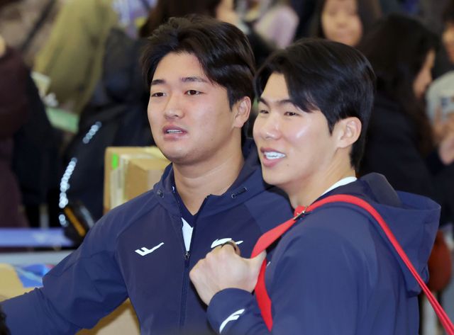 야구대표팀 고우석(왼쪽)과 김혜성이 9일 인천국제공항 제1터미널에서 출국 수속을 기다리고 있다. 고우석과 김혜성은 2026 WBC 1차 캠프 전지훈련에 참가하기 위해 9일 미국 사이판으로 출국했다. 뉴시스