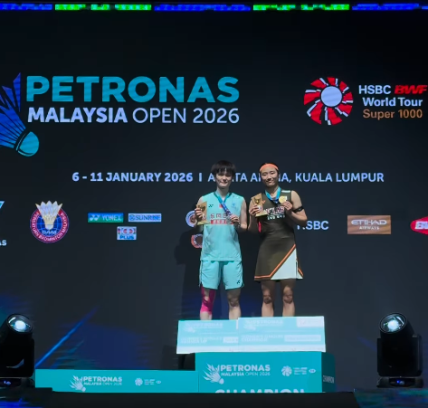 안세영(오른쪽)이 11일(한국시간) 말레이시아 쿠알라룸푸르의 악시아타 아레나서 말레이시아 오픈 3연패에 성공한 뒤 왕즈이와 시상대에 올라 기념촬영을 하고 있다. 사진출처│BWF 인스타그램 영상 캡쳐