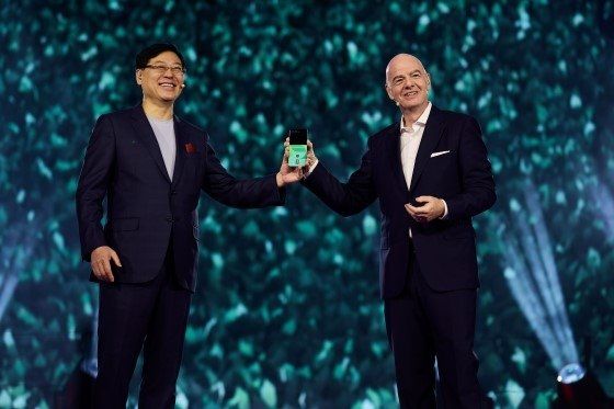 잔니 인판티노 FIFA 회장(오른쪽)과 양위안칭 레노버 회장이 7일(한국시간) 미국 라스베이거스에서 열린 CES 2026 개막일 행사서 북중미월드컵에 활용할 AI 신기술을 공개했다. 사진제공｜FIFA