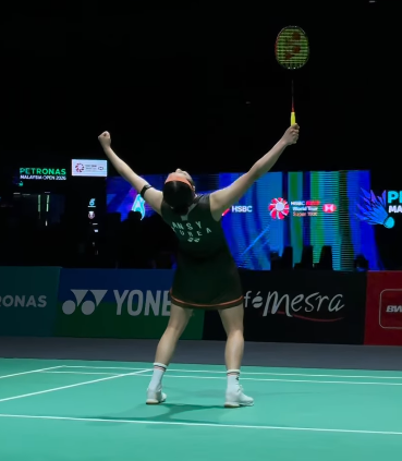 안세영이 11일(한국시간) 말레이시아 쿠알라룸푸르의 악시아타 아레나서 말레이시아 오픈 3연패에 성공한 뒤 포효하고 있다. 사진출처│BWF 인스타그램 영상 캡쳐