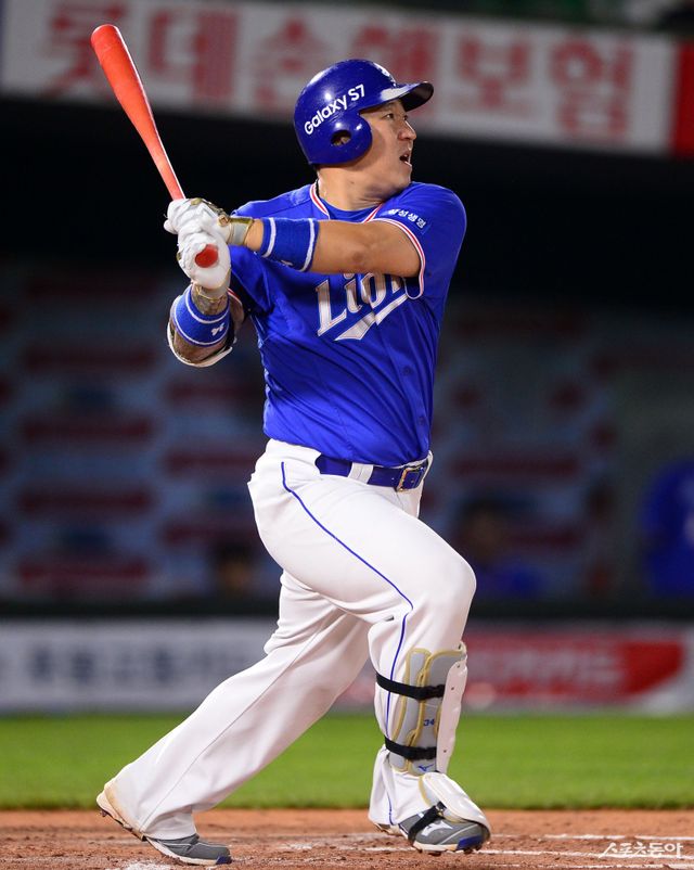 최형우(왼쪽)는 삼성 소속으로 2002년부터 2016년까지 개인 통산 911타점을 기록한 뒤 FA를 통해 KIA로 이적했다. 2026년부터 다시 삼성 소속으로 뛰는 최형우는 이제 어느덧 1800타점을 노리는 베테랑 타자가 됐다. 사진제공｜삼성 라이온즈