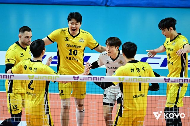 비예나(왼쪽)와 나경복(10번) 등 KB손해보험 선수들이 11일 V리그 남자부 원정경기서 우리카드를 상대로 팀 득점을 올린 뒤 환호하고 있다. 사진제공｜KOVO