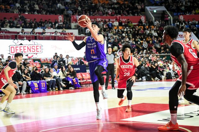 삼성 이관희(왼쪽)는 11일 잠실서 열린 SK와 원정경기에서 위닝샷을 포함해 14점, 8리바운드로 활약하며 팀 8연패 탈출에 힘을 보탰다. 사진제공｜KBL