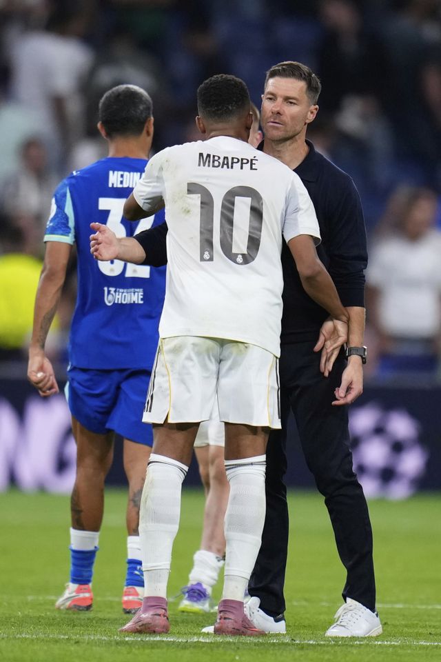 레알 마드리드가 사비 알론소 감독과 결별했다. 지난해 9월 마르세유와 홈경기를 마친 뒤 포옹하는 알론소 감독(오른쪽)과 킬리안 음바페(가운데). 마드리드｜AP뉴시스