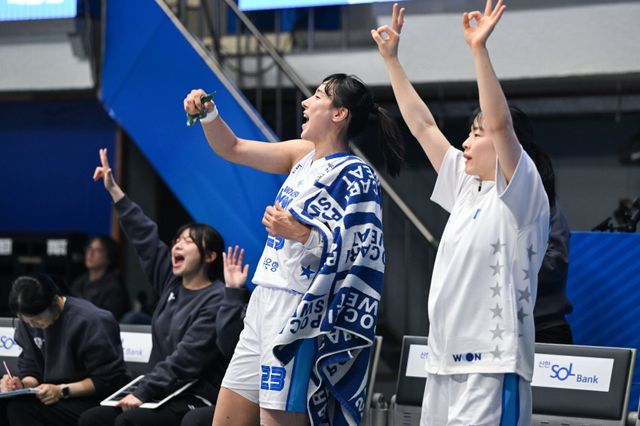 우리은행은 12일 인천에서 열린 신한은행과 원정경기서 70-55로 승리하며 3연승을 질주했다. 10점 이상 넣은 선수가 4명일 정도로 고른 득점력을 선보였다. 사진제공｜WKBL