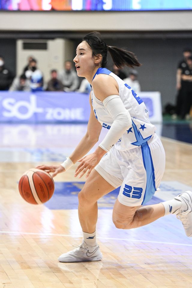 우리은행 김단비가 드리블을 하고 있다. 우리은행은 12일 인천에서 열린 신한은행과 원정경기서 70-55로 승리하며 3연승을 질주했다. 사진제공｜WKBL
