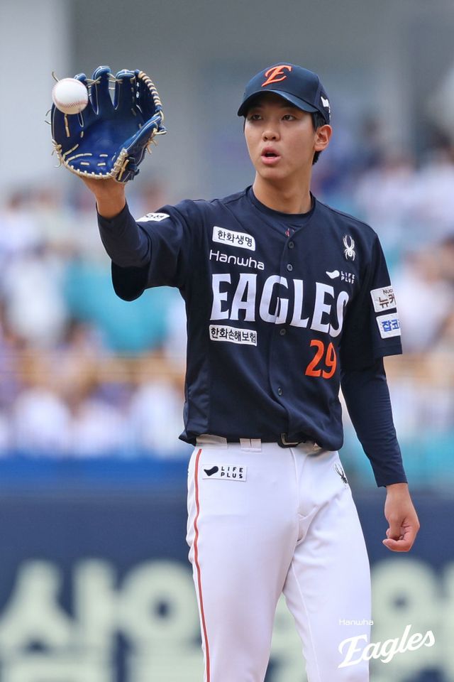 한화는 지난해 필승조 핵심 자원으로 활약한 한승혁이 2025시즌을 마치고 KT로 이적했다. 한승혁의 공백을 메우기 위해선 불펜 전력 추가가 반드시 이뤄져야 한다. 1군 즉시 전력으로 성장한 황준서와 조동욱의 활약에 관심이 쏠린다. 사진제공｜한화 이글스