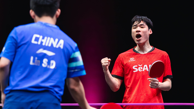 장우진(뒤)은 12일(한국시간) 카타르 도하의 루사일 스포츠 아레나서 열린&nbsp;WTT 챔피언스 도하 2026서 준우승을 차지하며 이 대회&nbsp;한국탁구&nbsp;역대 최고 성적 타이를 이뤘다. 사진출처│WTT 홈페이지